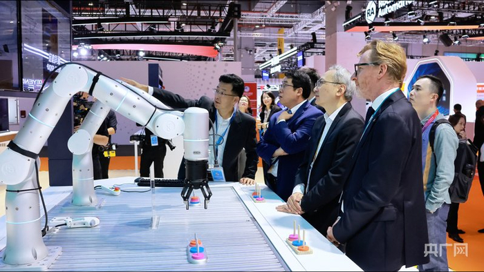 第八届中国国际进口博览会上，科技企业展商在向观众介绍产品（央广网记者 何智康 摄）