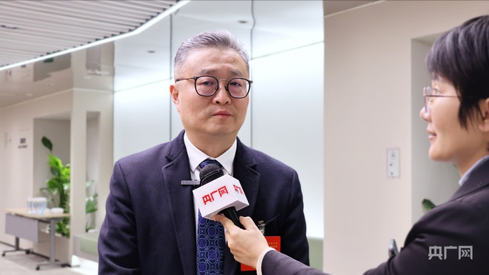 张磊在2026上海两会现场接受央广网采访（央广网记者 何智康 摄）