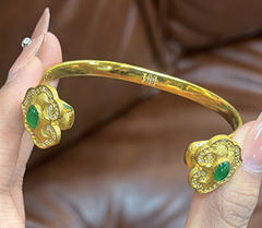 　　图为镶嵌宝石后的金饰。