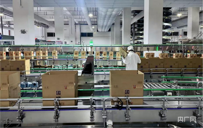 智能化包装车间有序作业中（央广网记者  顾炀威  摄）