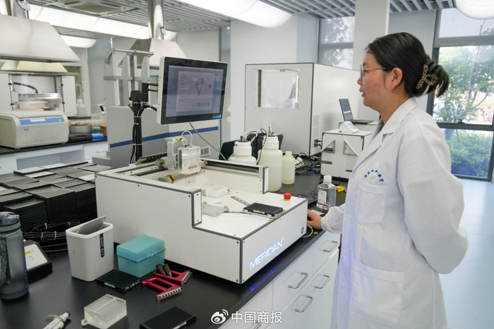 图为中原农谷国家生物育种产业创新中心的科研人员在实验室工作。（图片由CNSPHOTO提供）