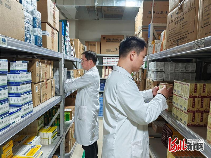 1月13日，在故城县医院中心药房仓库，工作人员在整理药品。河北日报记者 魏 雨摄