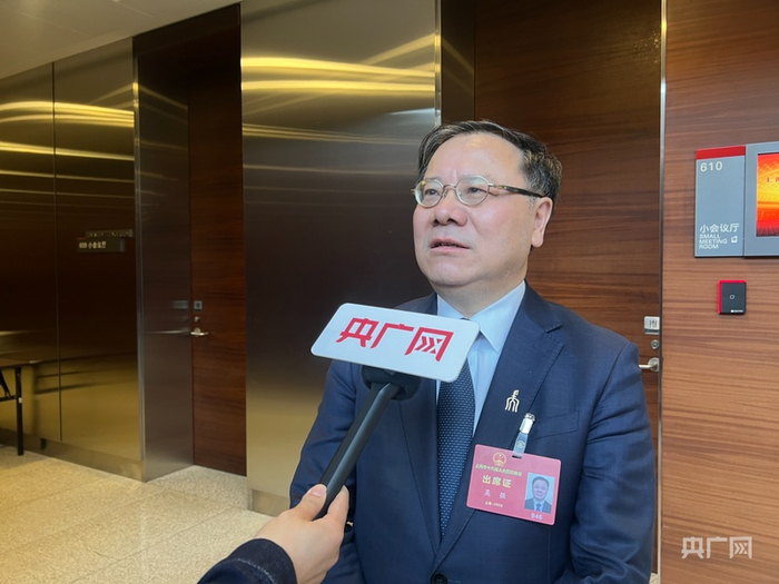 吴强在2026上海两会现场接受央广网采访（央广网记者 郭振丹 摄）