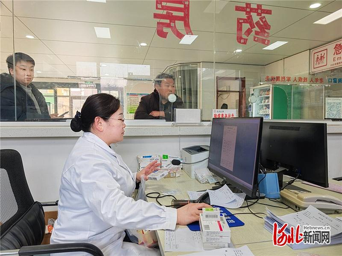 1月13日，在故城县郑口镇卫生院药房，工作人员在为患者拿药。 河北日报记者 魏 雨摄