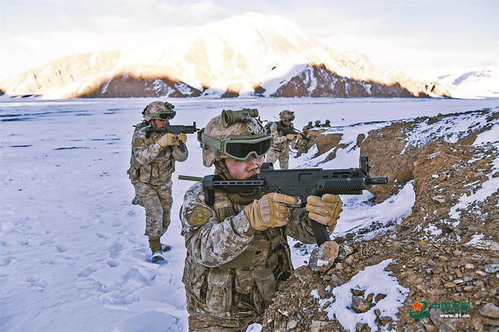 　　官兵交替掩护发起冲锋。常维维摄