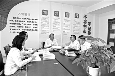 图为四川省珙县纪委监委工作人员围绕案情进行研讨。蒋利 摄