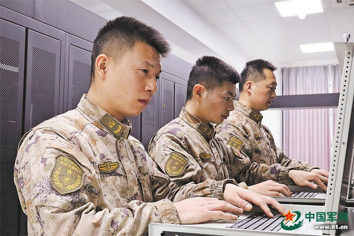 　　台站战士正在机房值班。马建菲摄