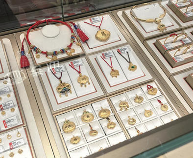 　　图为某黄金展台内的金饰。