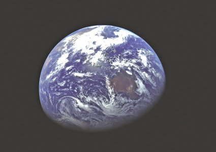 “天问二号”探测器拍摄的地球彩色图。新华社资料照片