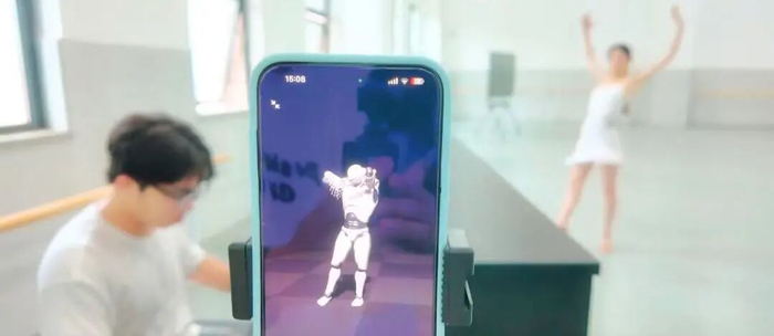 舞者与数字人物舞蹈画面