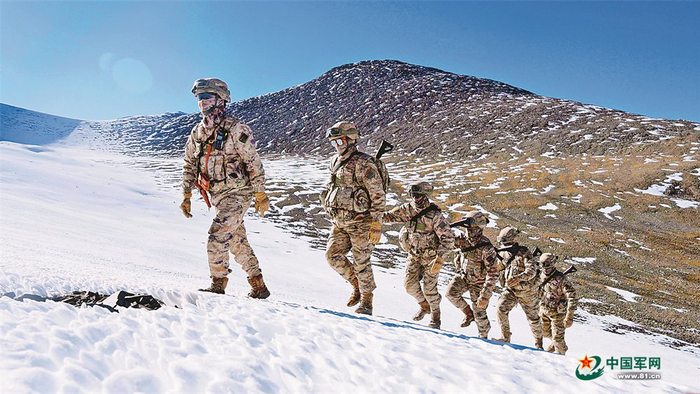 　　任务途中。万 里摄