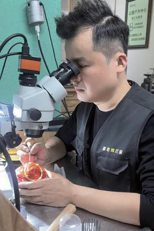 　　图为邵师傅在用微镶机制作金饰。