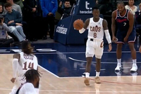 不讲武德！施罗德背后偷袭抢断小卡 潇洒击地助埃利斯命中长两分