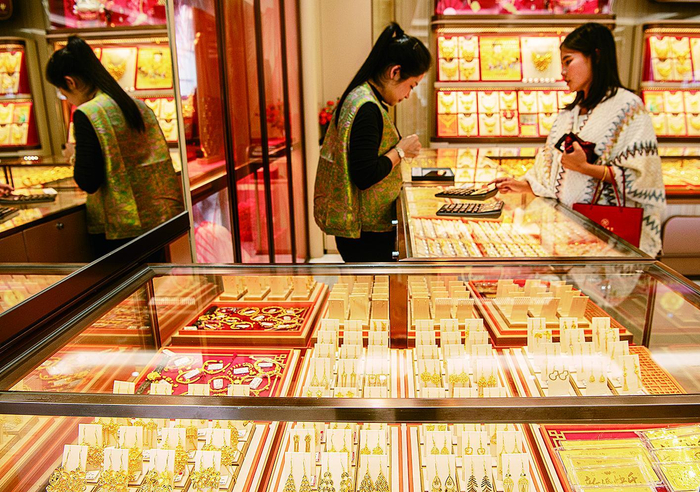     顾客在一家金店选购金饰