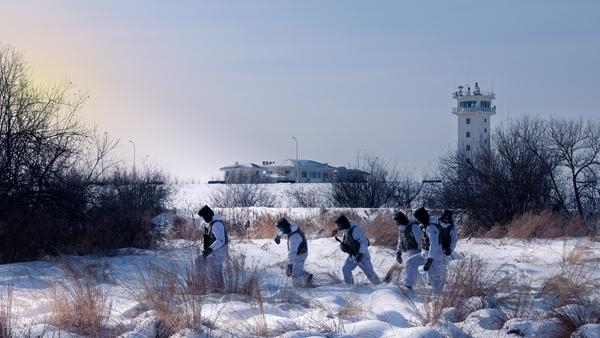　　近日，北部战区陆军某边防连执勤官兵执行巡逻任务。陈岩/摄