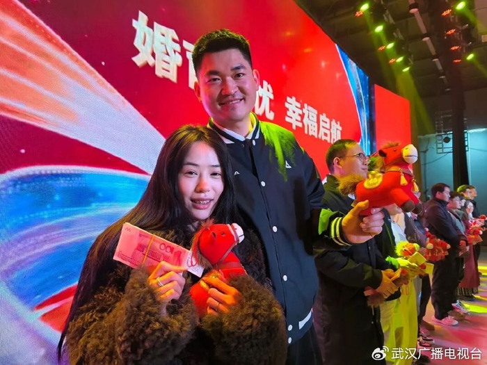 员工领到一万元结婚奖励。来源：九派新闻