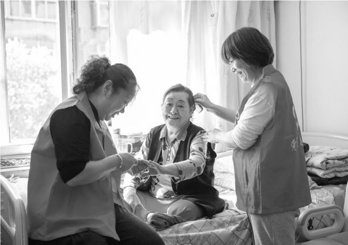         社区网格员对有困难的居民开展助浴帮扶。 受访者供图