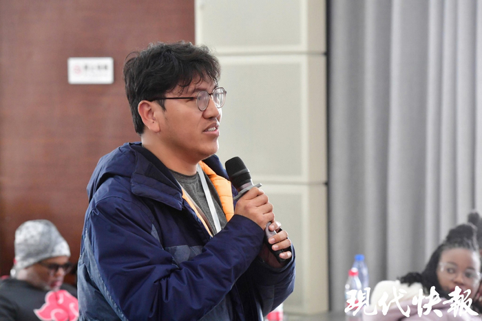 留学生吉颂提问