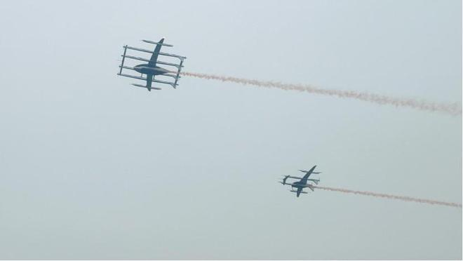 峰飞航空eVTOL V5000天际龙（左上）与V2000CG凯瑞鸥（右下）公开飞行（财联社记者摄）