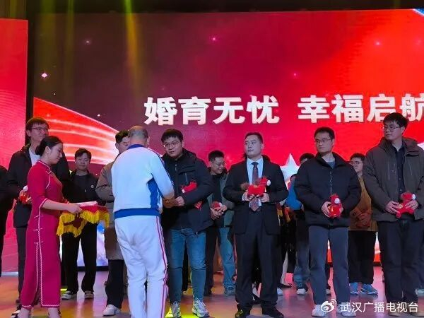 董事长给员工发现金红包。来源：九派新闻