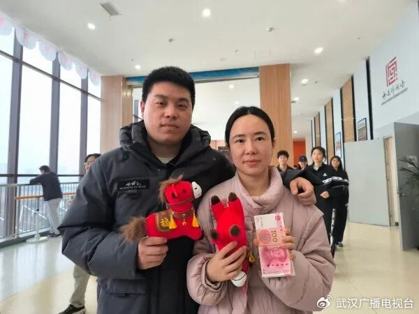 双职工夫妻领到两万元现金奖励。来源：九派新闻