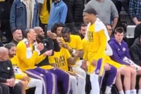 “美式霸凌”！詹姆斯“抢夺”八村座位让其去后面坐+竖中指调戏