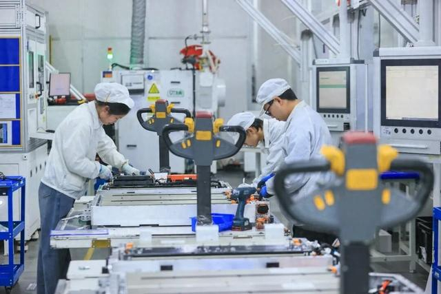 2026年1月26日，四川遂宁经开区蜂巢能源科技（遂宁）有限公司生产车间工人正在组装电池包。刘昌松摄
