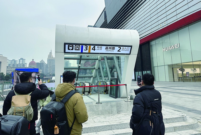     2月4日，市住建委组织重庆轨道交通4号线西延伸段试乘活动，记者从轨道嘉州站2号口进站。