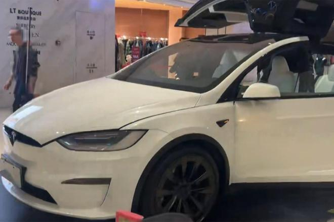  商圈展厅待售的特斯拉Model X。销售人员供图