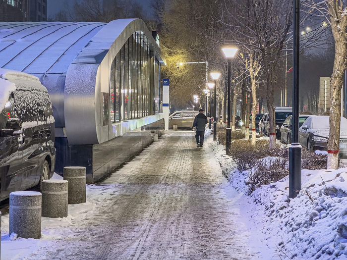 △2月4日，新疆乌鲁木齐迎来新一轮降雪。寒潮