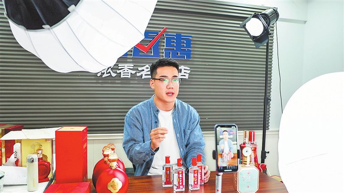 　　河南正合互联科技有限公司主播帮品牌做全链路电商运营。李真 摄