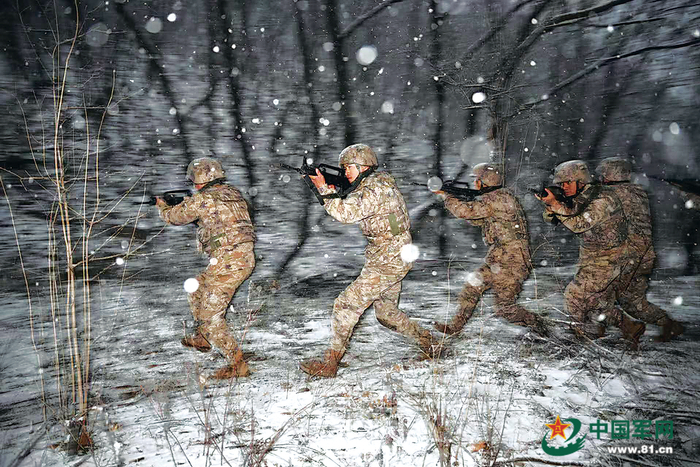 　　第82集团军某旅一营官兵在林中搜索前进。解放军报记者 穆瑞林摄