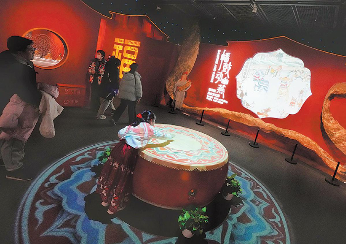 2月3日，首都博物馆，观众在参观“幡鼓动幽燕——京津冀庙会文化展”。　　新京报记者　浦峰　摄