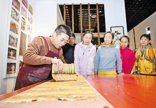     近日，市民在石家庄市新华区文体中心非遗工坊参观。 本报记者 史晟全摄