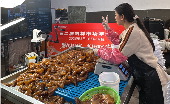 海蜇直播间。记者 周晖/摄