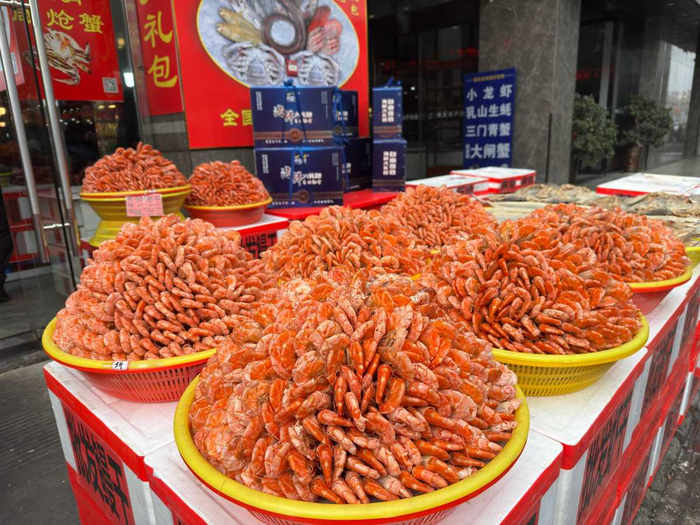 堆成小山的海鲜摊位。记者 周晖/摄