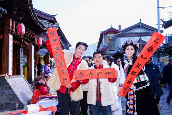 东巴文书写的对联。其中右：福星高照家富有，左：大地回春人安康，横批：蛇年大吉。图源：“丽江发布”。徐俊 摄