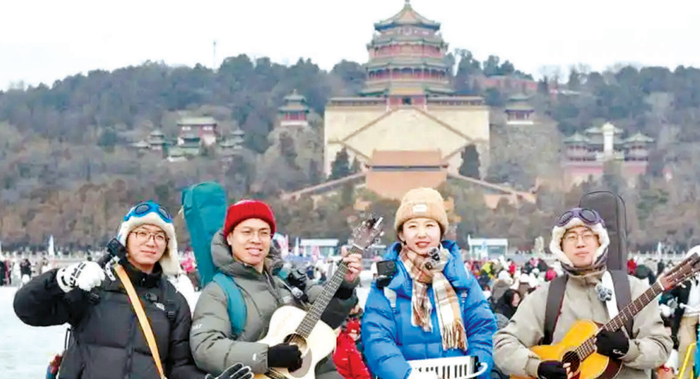 “北京路演计划”乐队在昆明湖冰面上表演