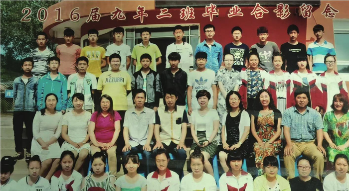 金城龙那届学生的初中毕业照，前数第三排左四为金城龙，前数第二排左六为张丽玲老师。 张丽玲供图