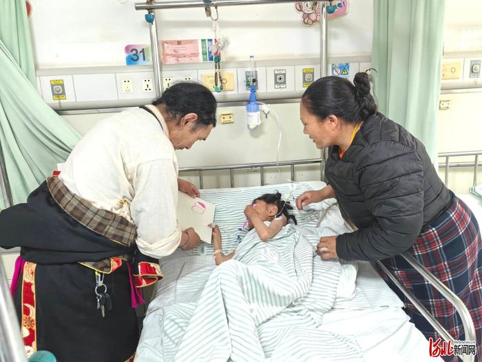2月2日，在河北省儿童医院住院期间，曲吉在父母的照顾下开心地涂鸦。河北日报记者孟宪峰摄
