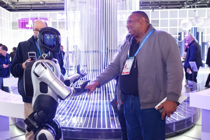 外国嘉宾与AI机器人握手