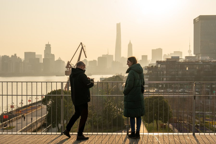 外国嘉宾欣赏杨浦滨江景色
