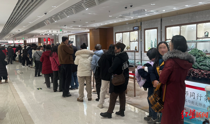 北京菜百买金卖金大长队不再 专家：摒弃投机想法