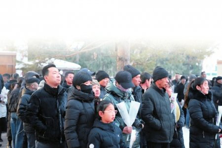 昭苏县的父老乡亲迎接“娇龙”月季归家。李剑 摄