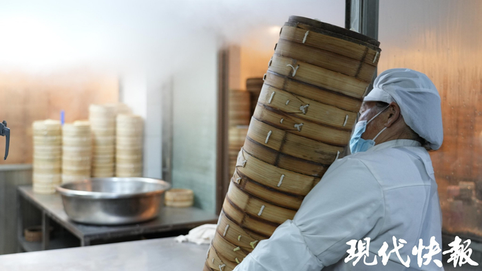 一笼一笼的包子准备蒸制