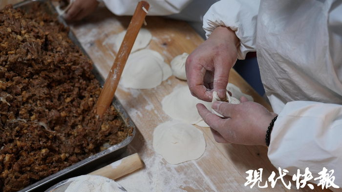 指尖翻飞间一个个包子就诞生了
