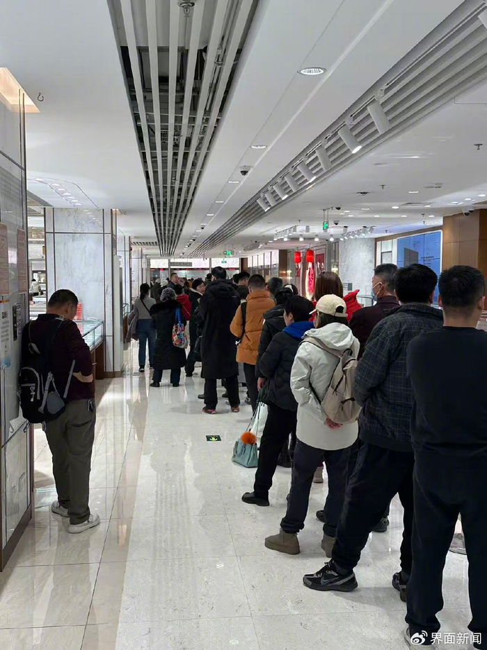 在菜市口百货三楼，回购黄金的人排起长队（界面新闻记者 安震拍摄）