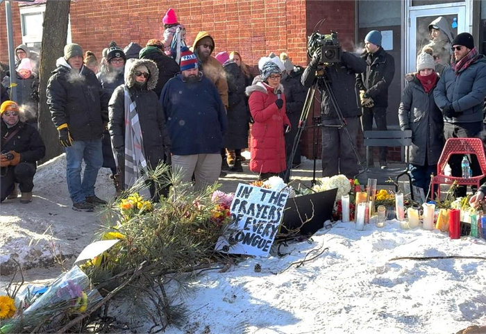    1月25日，在美国明尼苏达州明尼阿波利斯，人们悼念枪击事件遇难者（手机照片）。图源：新华社  