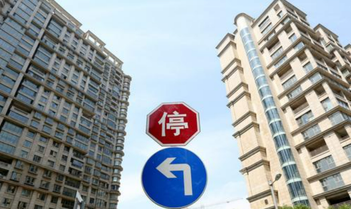 需要稳住主要资产价格，不至于使家庭的资产大幅缩水