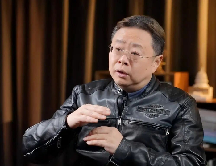 1月26日，邵宇在观察者网演播室与我们探讨黄金的逻辑、全球AI泡沫与中国实体经济应对之法